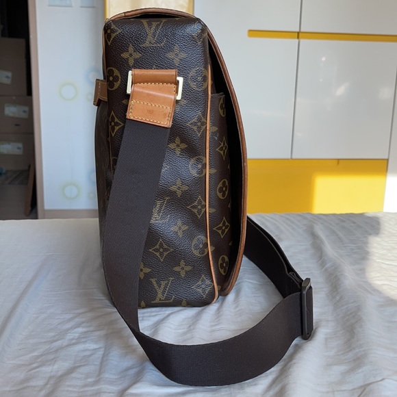 2004 Louis Vuitton Monogram Canvas Abbesses Messenger Bag in Great Condition. - Picture 5 of 13